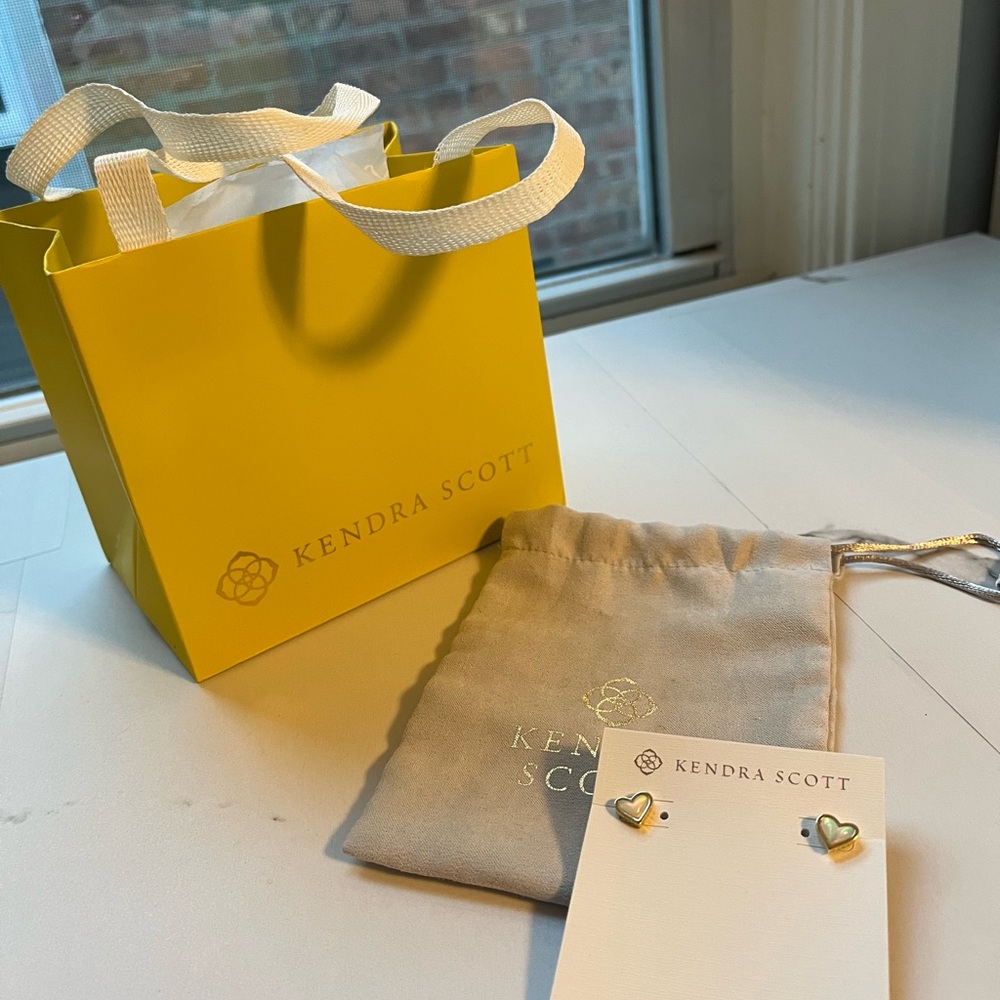 Framed Ari Heart Gold Stud Earrings in White Opalescent Resin